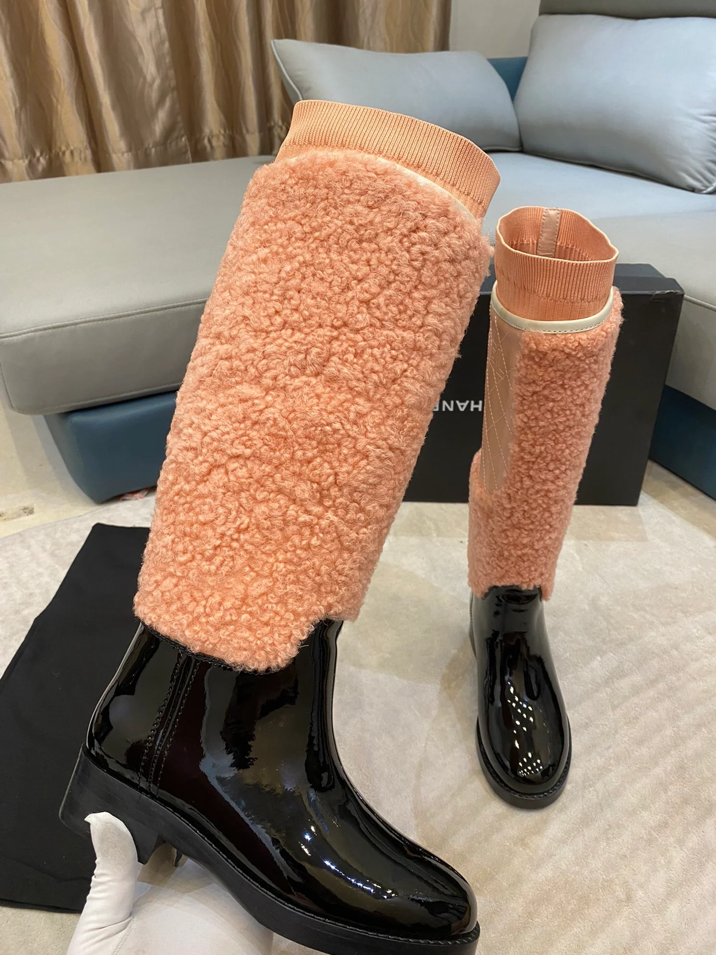 Новинка 2022 года от Chanel - Кожаные сапоги - Замшевые - 1