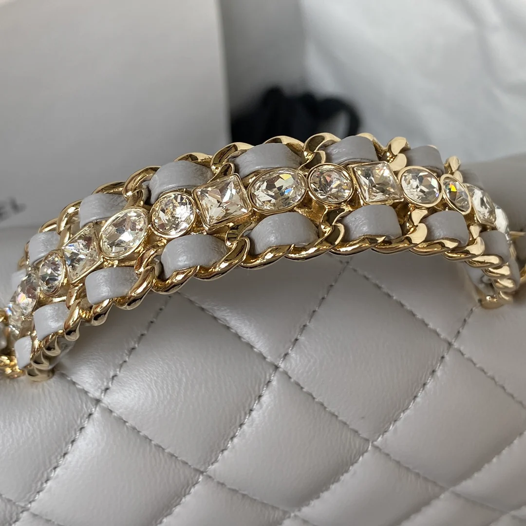 Коллекция Chanel Pre-Fall 2023 - Сумка CF с ручкой, украшенной стразами - Серая - 21 см