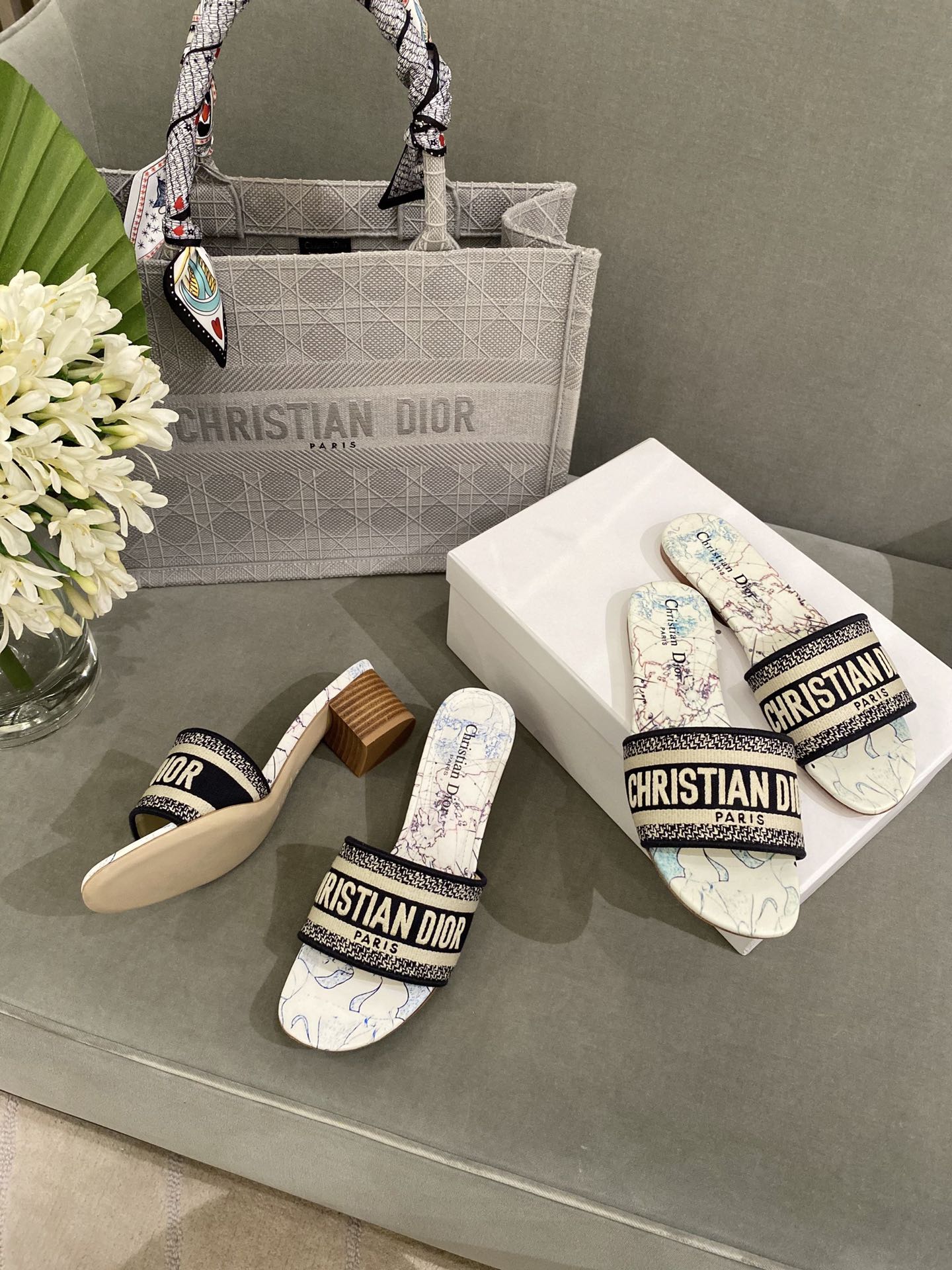 Туфли Dior с мраморной вышивкой на массивном каблуке