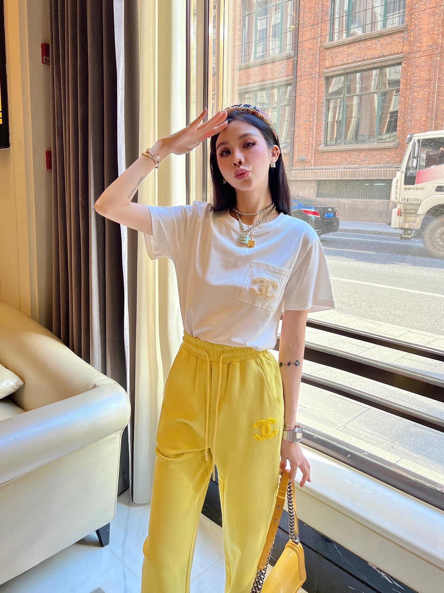 Футболка Chanel 2403 с 3D-логотипом, с короткими рукавами, белая.