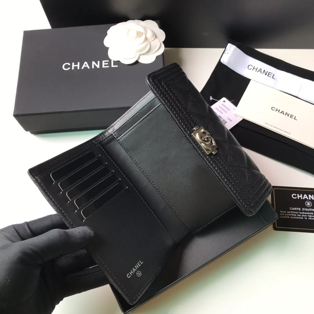Кошелек Chanel Le Boy Tri-fold — из черной кожи цвета личи с винтажной серебряной пряжкой.