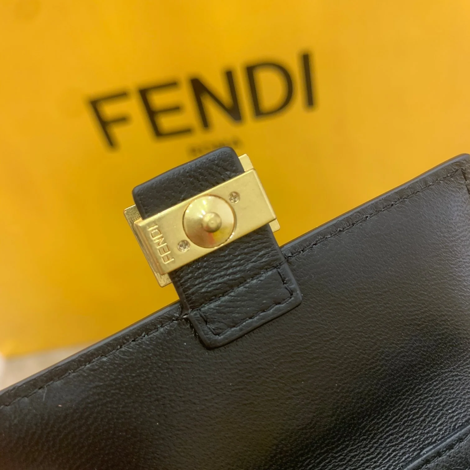Маленькая белая кожаная сумка Fendi Baguette