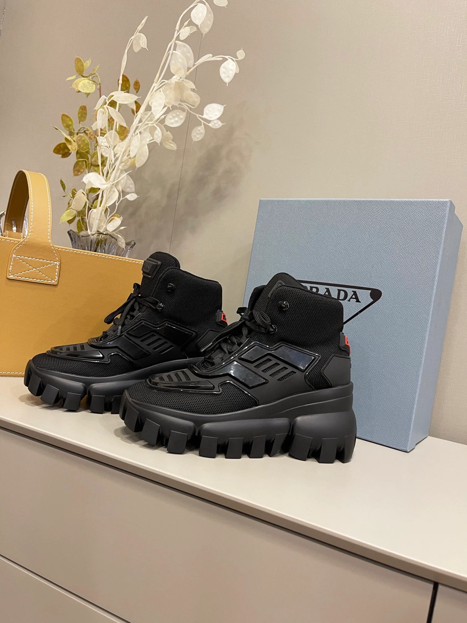 Новинка сезона весна/лето 2022 от Prada - повседневные ботильоны на платформе.