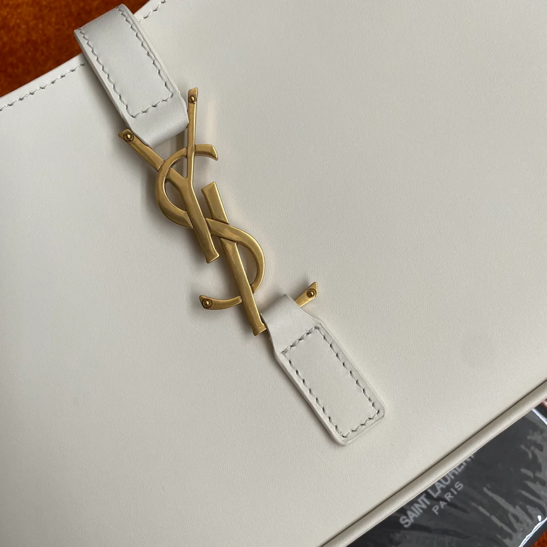 Сумка-седло YSL Plain Saddle Bag - белая с золотой фурнитурой.