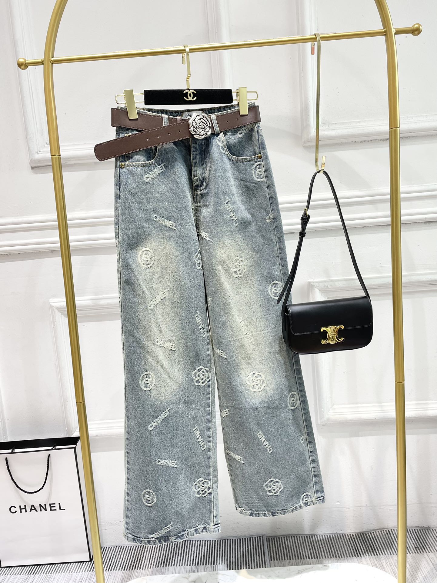 Джинсы Chanel 2403 с логотипом в виде двойной буквы С и камелии, украшенные жаккардовым узором.