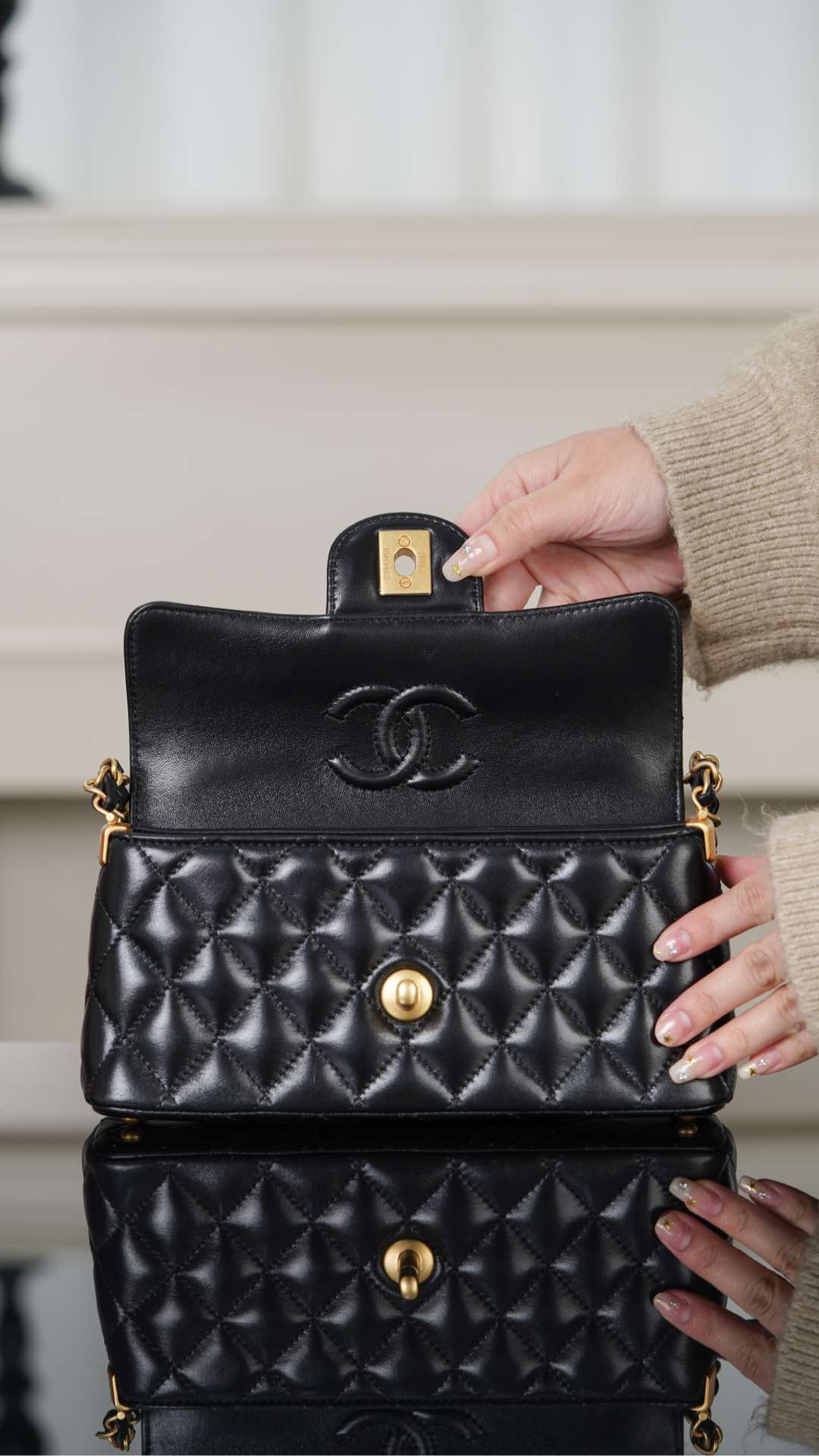 Chanel 25p - Сумка с горизонтальной ручкой и клапаном - Черно-золотая