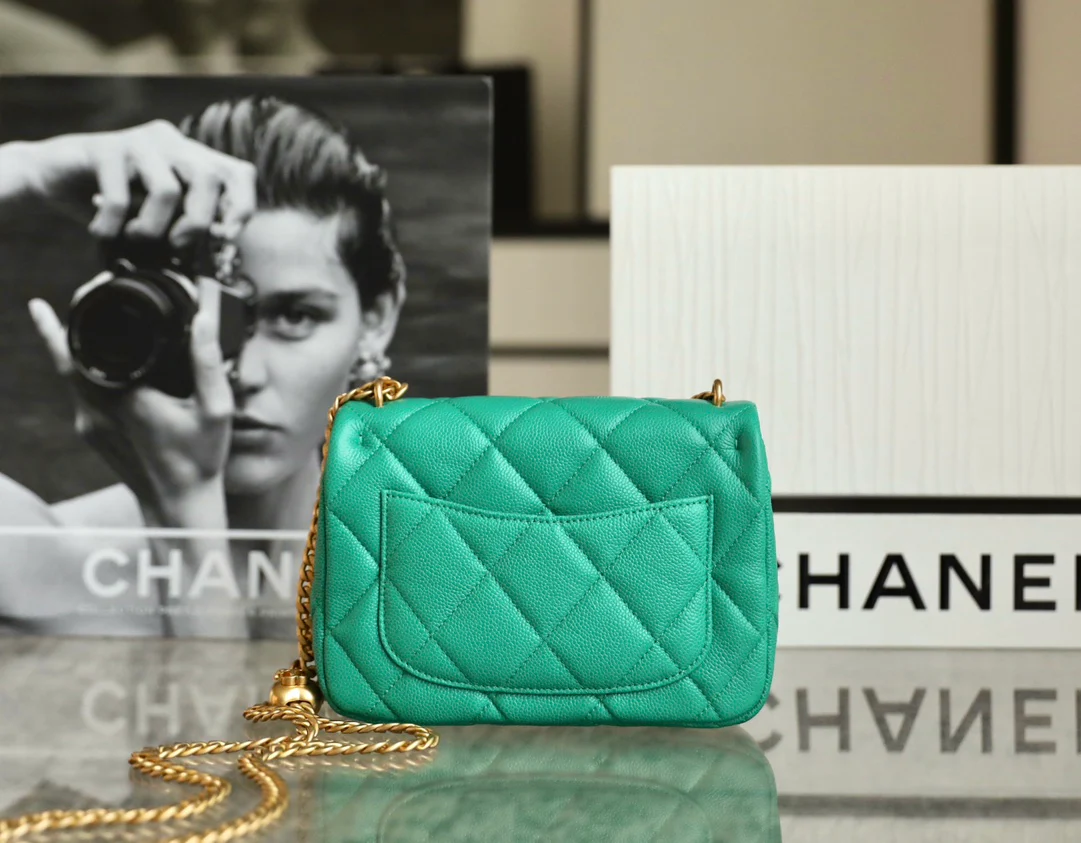 Новинка сезона весна/лето 2023 от Chanel - Сумка для тренировок в форме сердца - CF Bag - Маленький размер - Зеленый