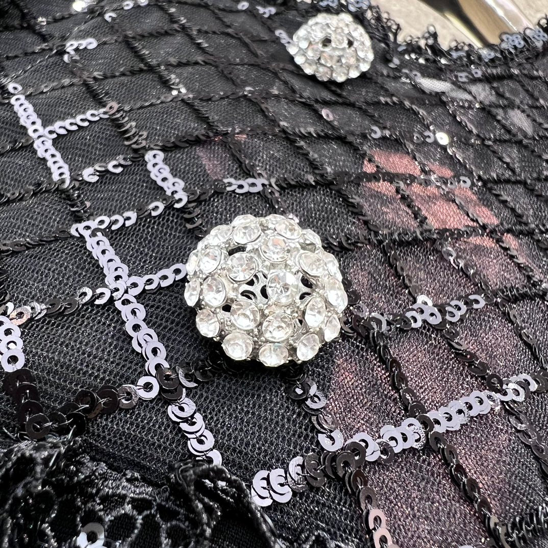 Новинка сезона весна/лето 2024 от Miu Miu - комбинезон А-силуэта с короткими рукавами, украшенный стразами и пайетками на груди.