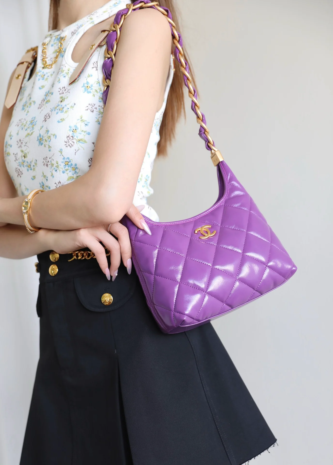 Сумка Chanel 24a Métiers d'Art из глянцевой овечьей кожи, маленькая, фиолетовая.