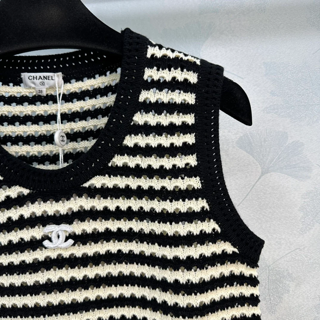Chanel 2404 - Премиальный черно-белый жилет с блочным дизайном, тканой отделкой и надписью - Черный