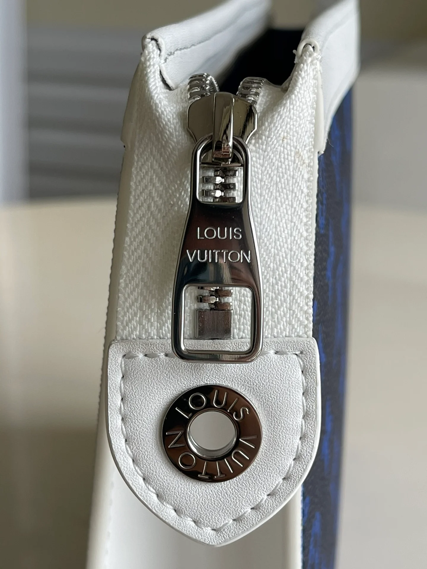 LV M61692 Синяя надпись - Классическая сумочка Pochette Voyage - Средняя сумка