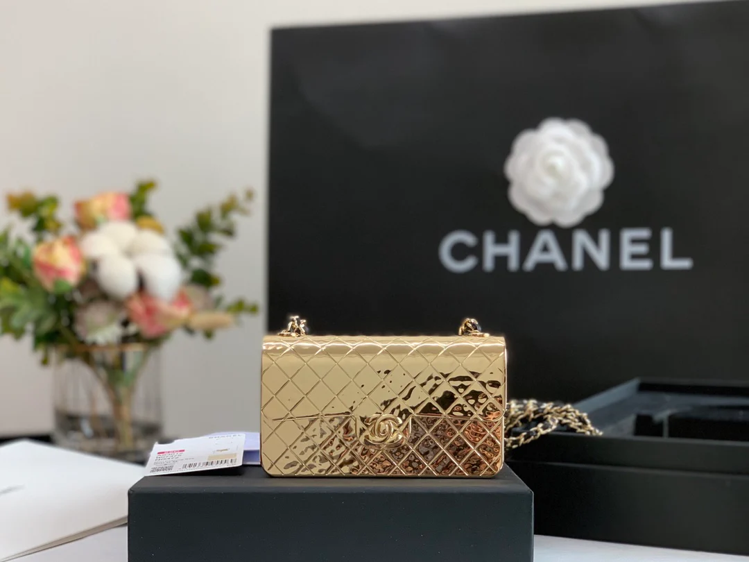 Лимитированная коллекция Chanel весна/лето 2022 - Сумка с клапаном - Металлическая сумка - 1