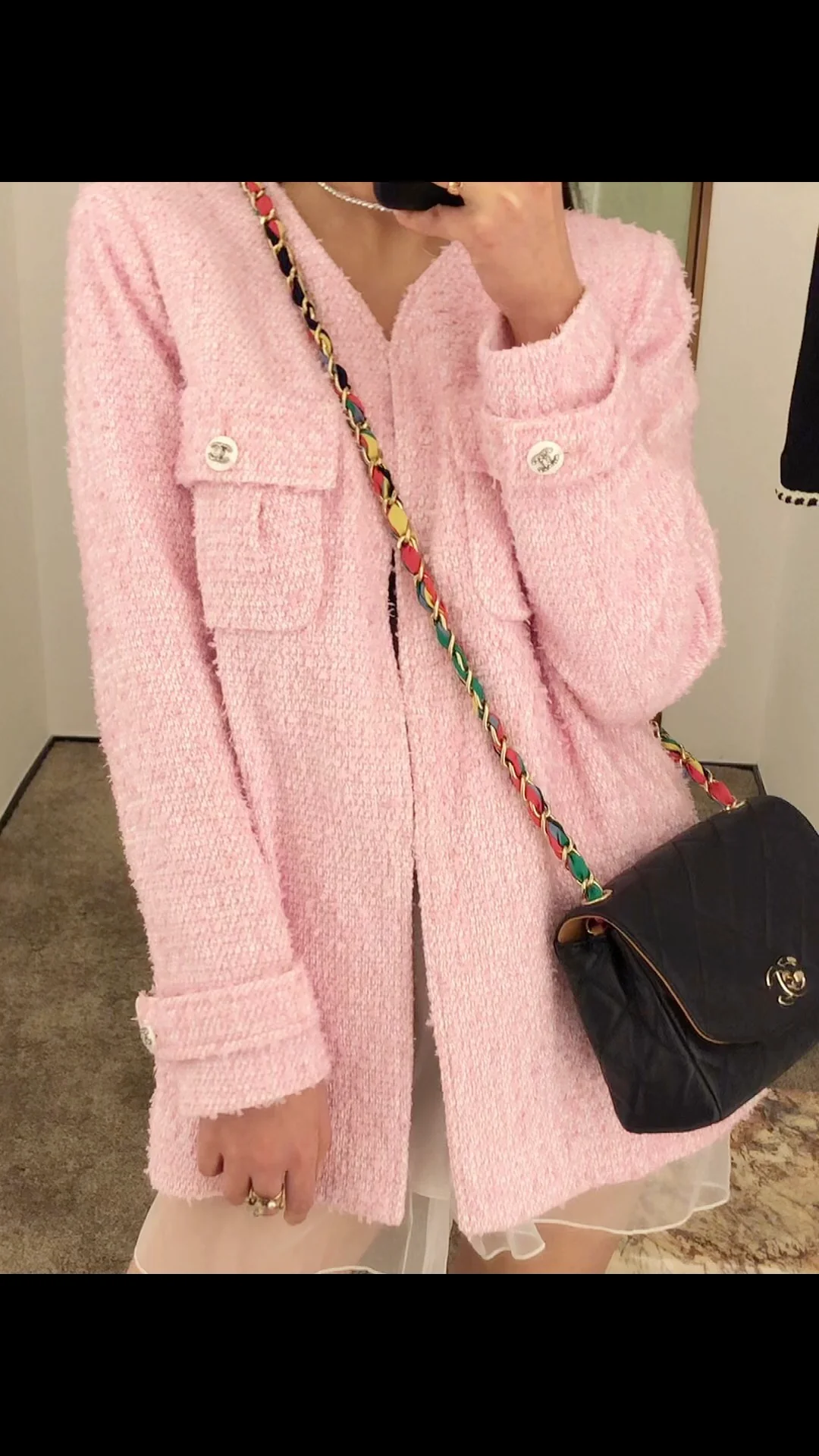 Сумка Chanel с радужной цепочкой, 2022 год.