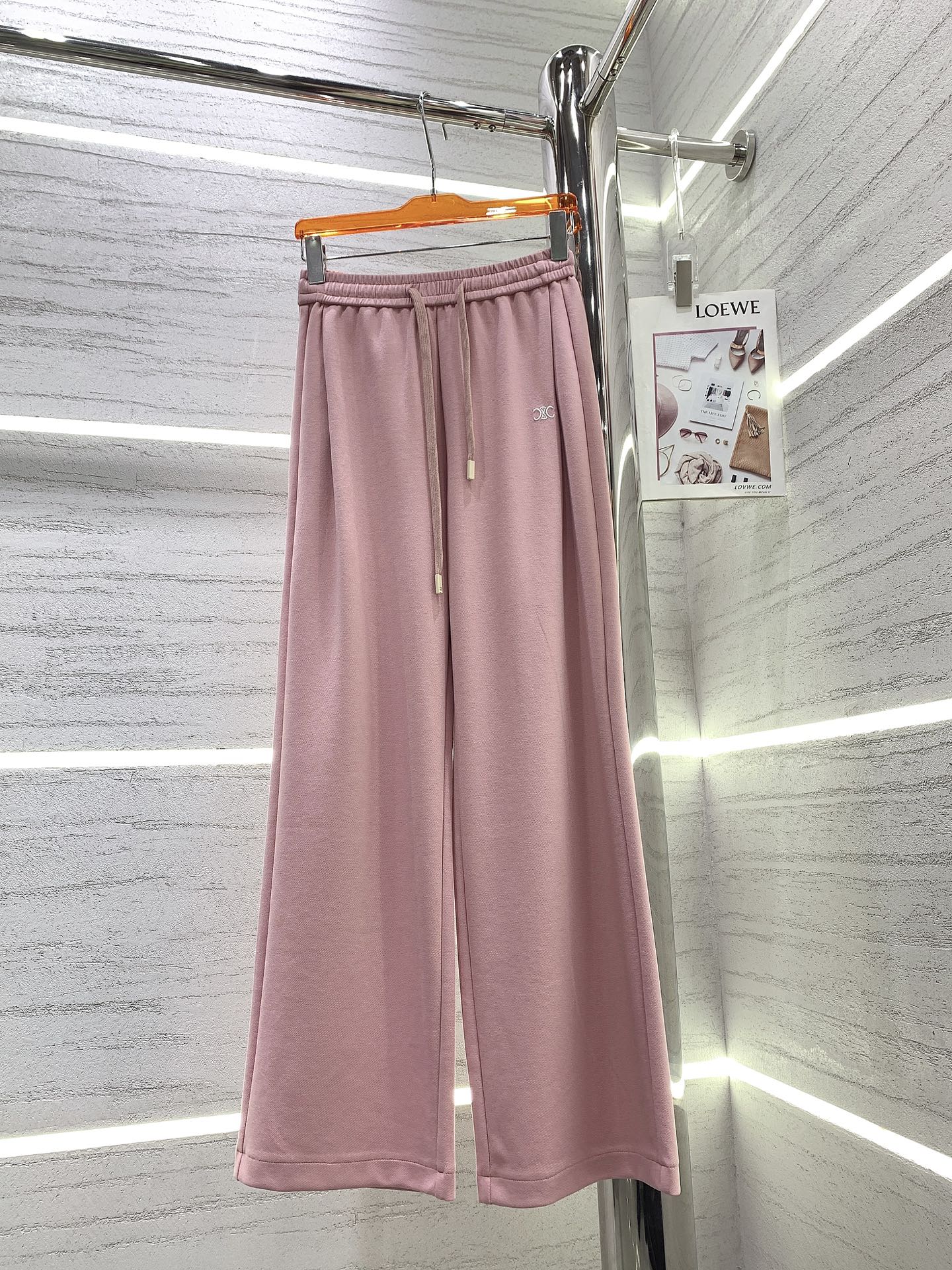 Celine-2403 Новые повседневные брюки с широкими штанинами и вышитой этикеткой, плиссированным дизайном.