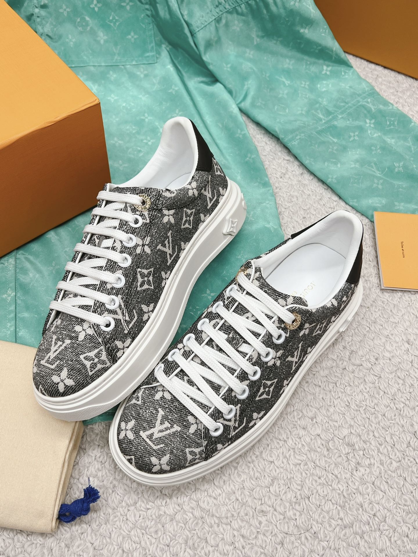 LV-Vuitton-Yayoi Kusama-Classic White Sneakers-Grey