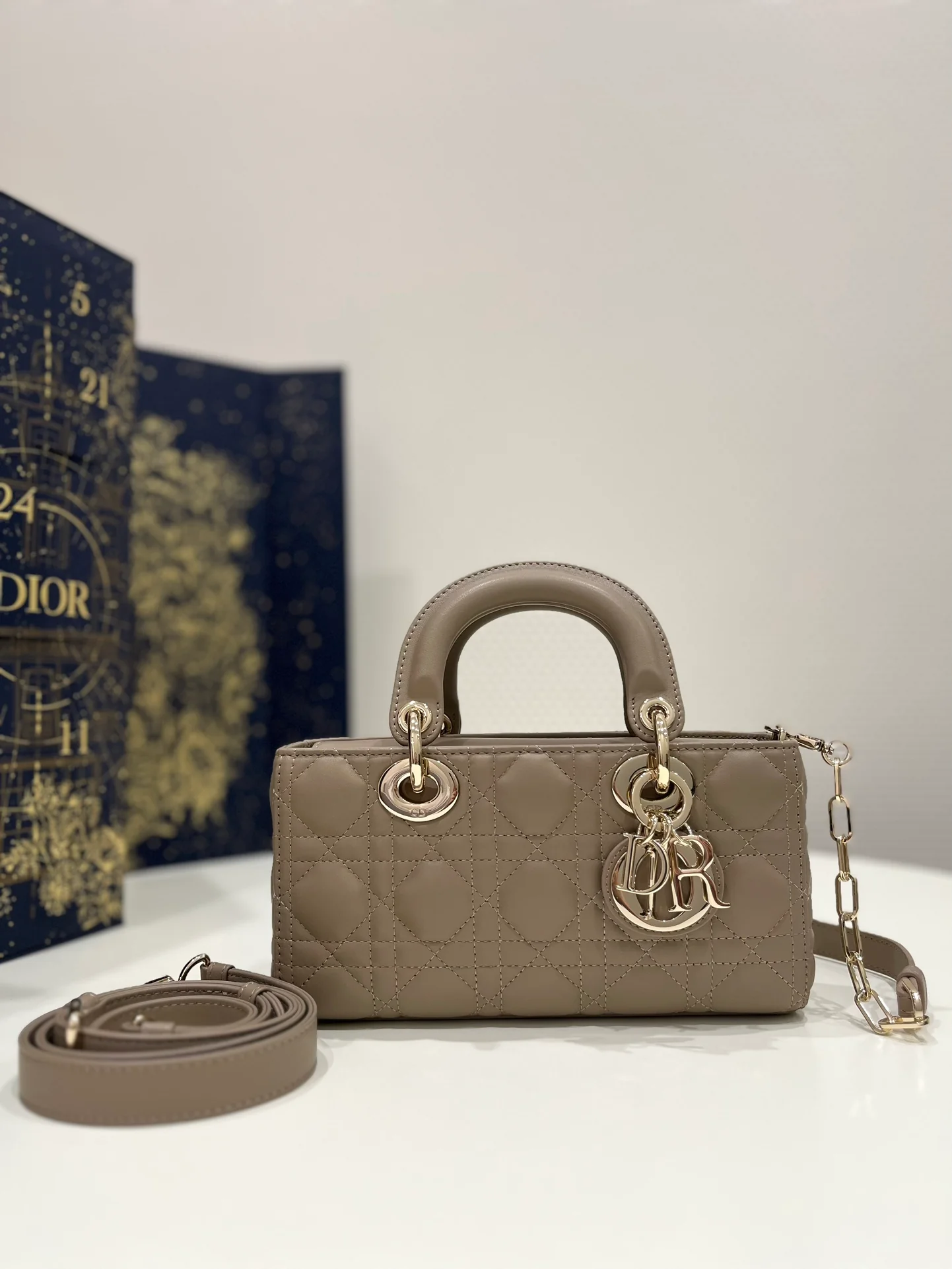 Сумочка Dior Lady d Joy, маленькая, кремово-абрикосового цвета, из овечьей кожи с узором ?каннаж?.