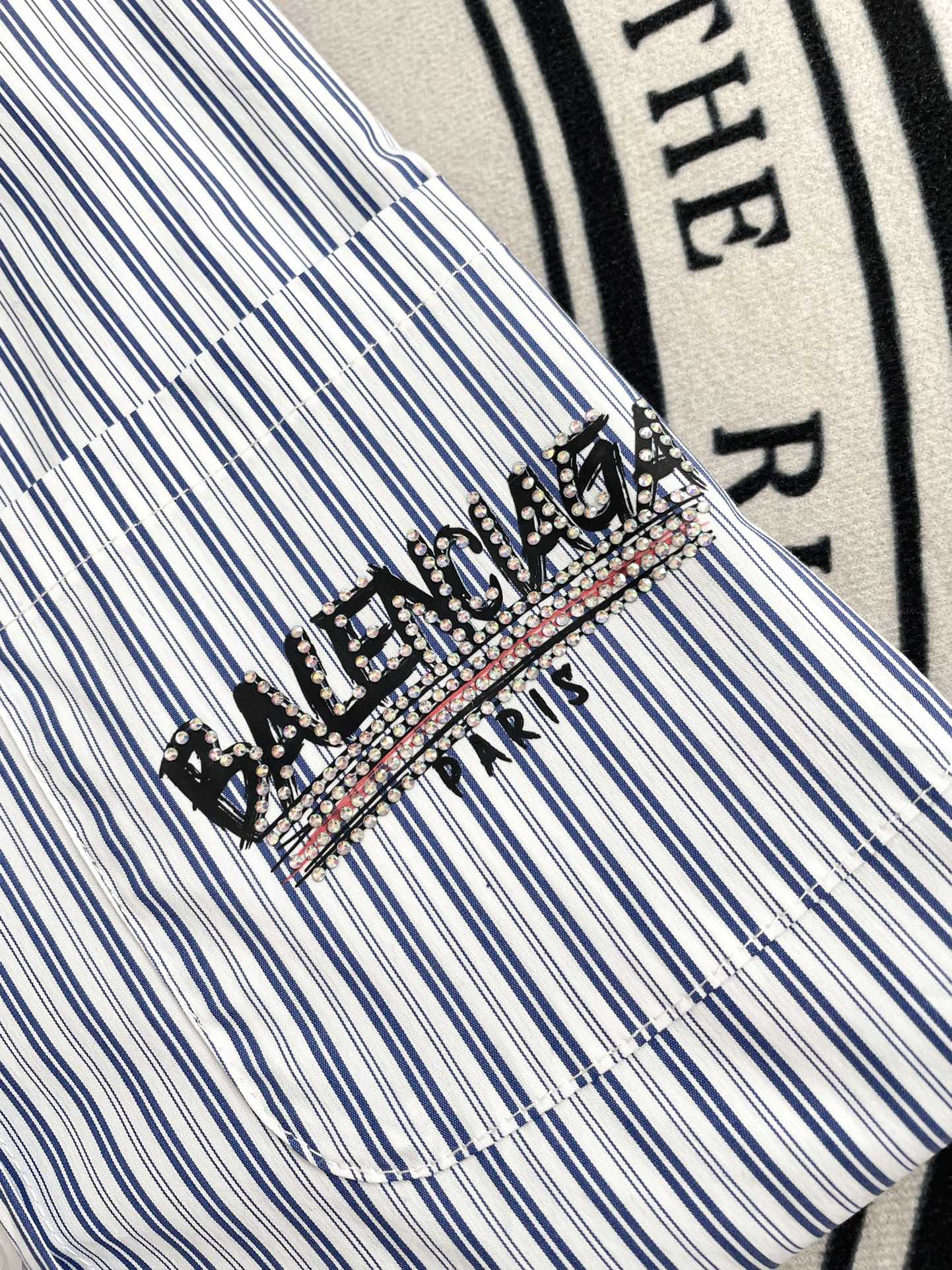 Полосатая рубашка Balenciaga 2403 с узором из страз.