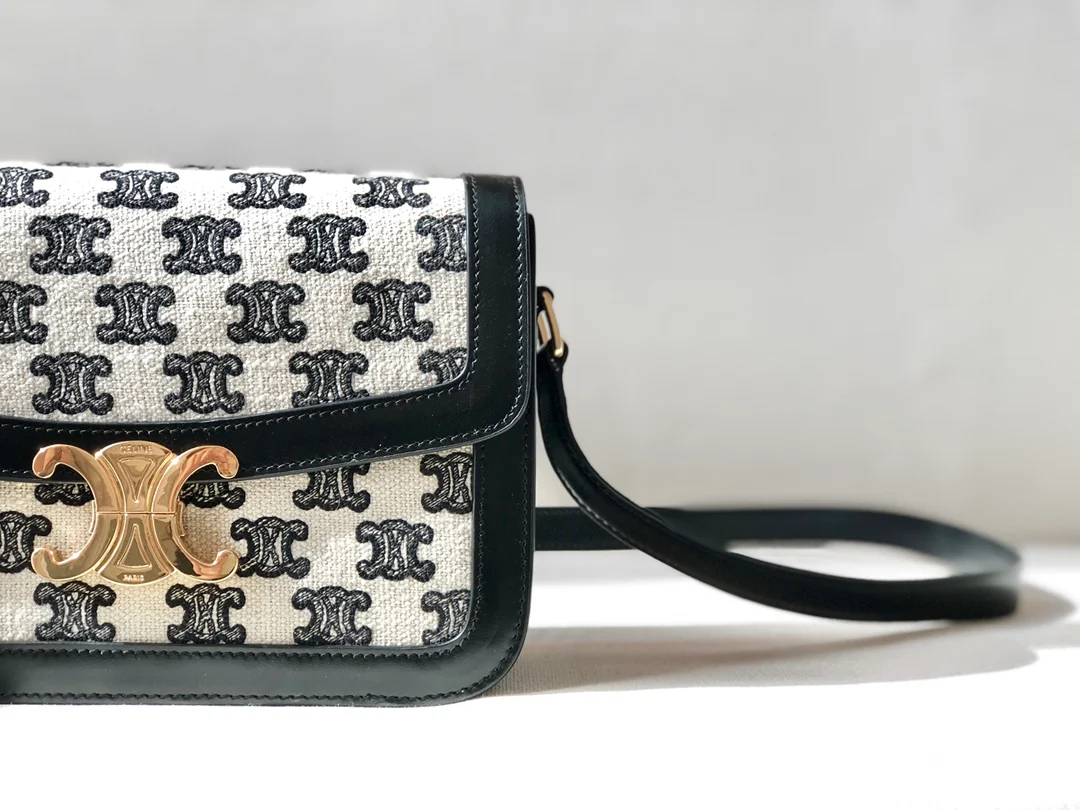 Сумка Celine Medium Triomphe из вышитой ткани и кожи вагю — черная.