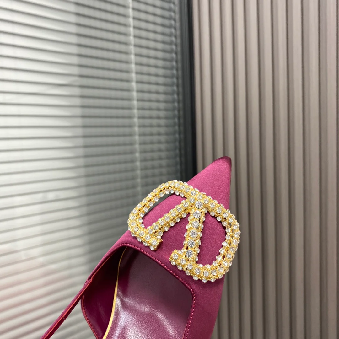 Valentino - Новейшая коллекция бутика - Сандалии и туфли на каблуке с V-образными замшевыми вставками - 1