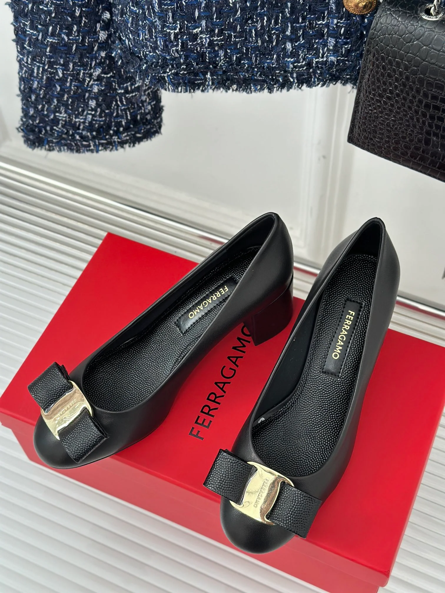 Туфли на массивном каблуке Salvatore Ferragamo 2025 - черные