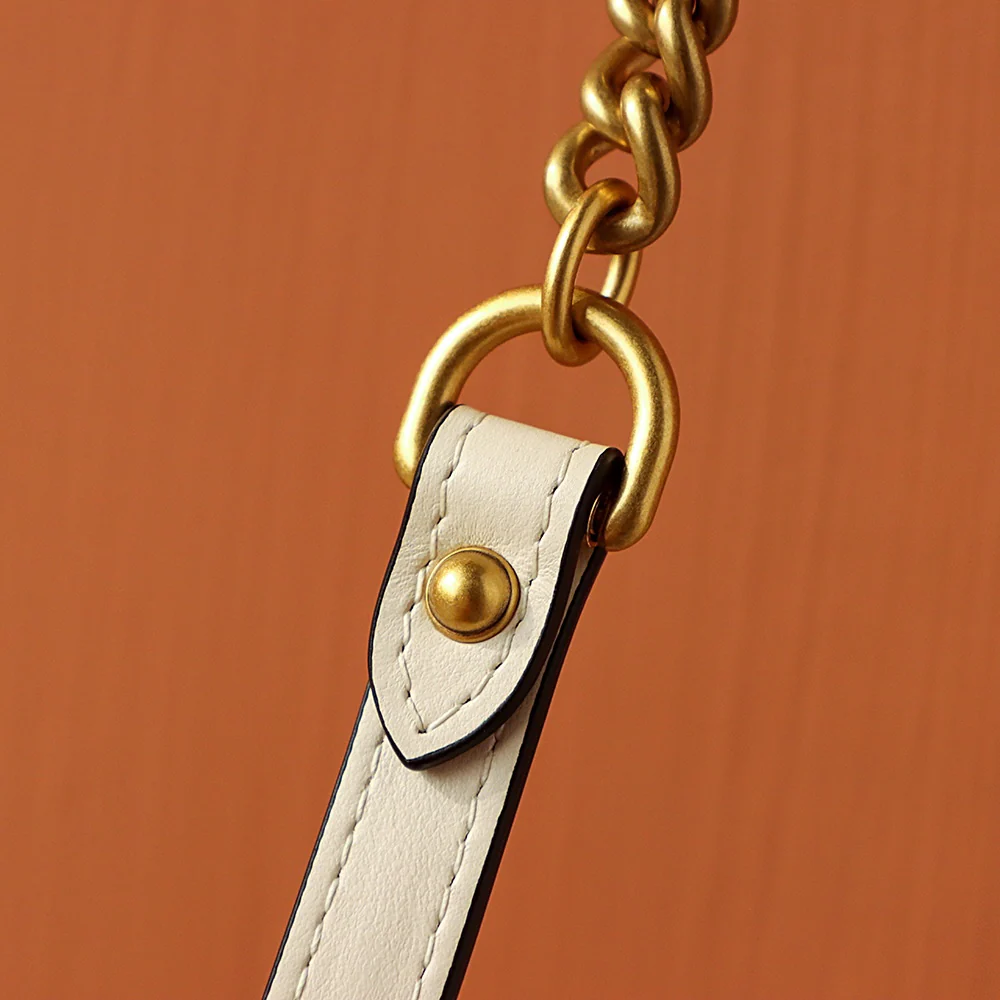 Новинка 2023 года от Gucci - Квадратная сумка-мешок серии GG Marmont - Белая