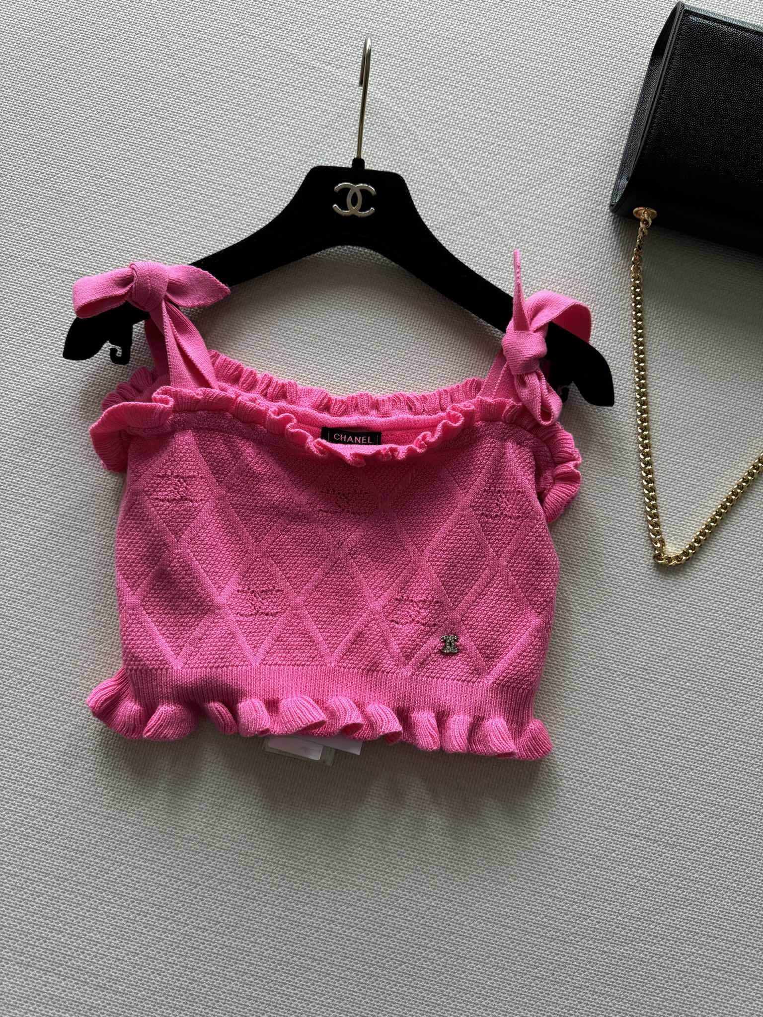 В стиле Chanel - 2403-24 Новая вязаная короткая майка-топ ранней весны - розовая
