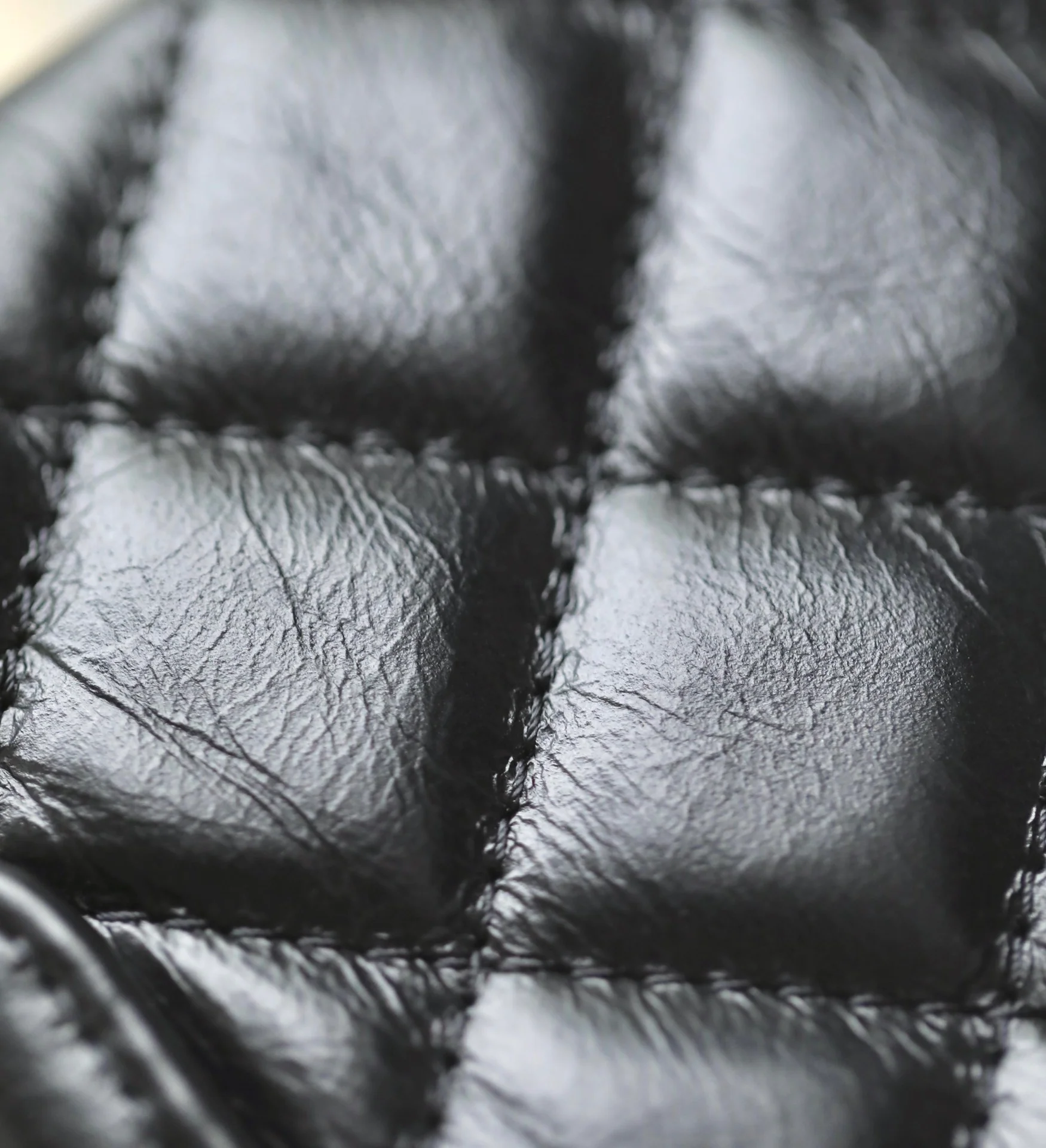 Миниатюрная сумочка Chanel Kelly на цепочке, черная.