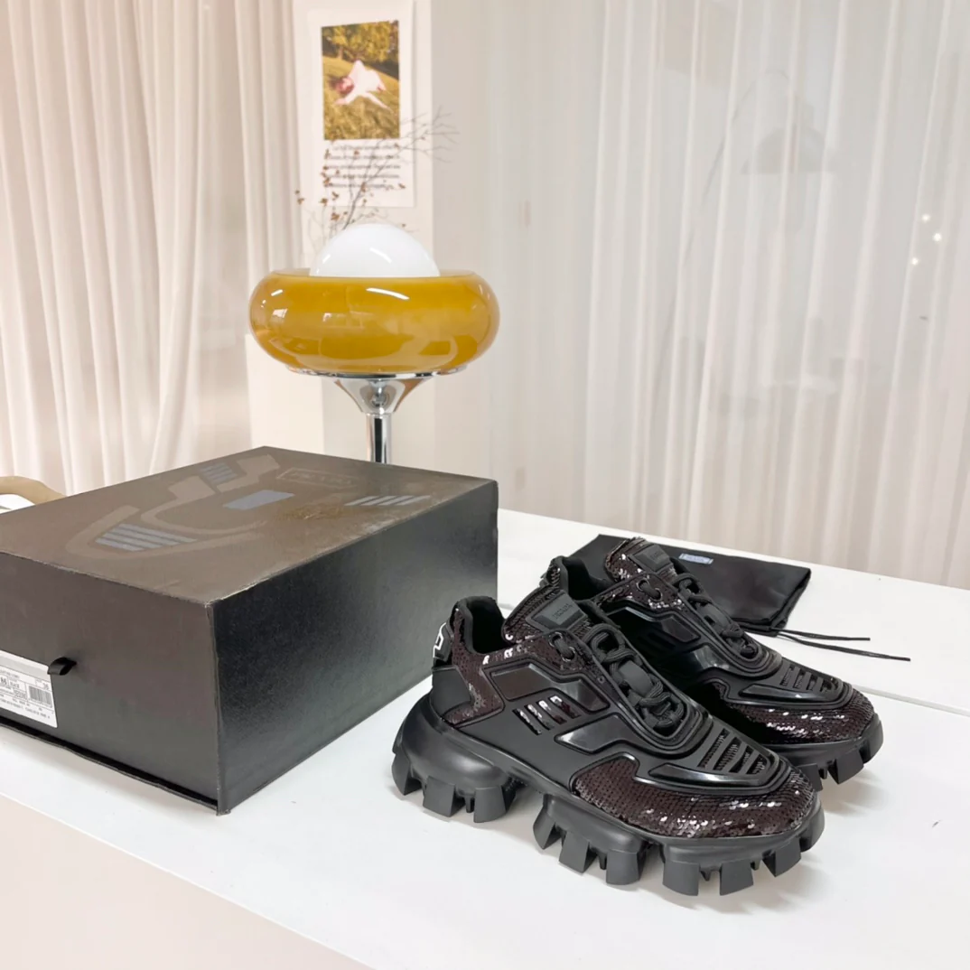Обувь Prada - коллекция Prada ранней весны 2022 года - блестящие массивные кроссовки