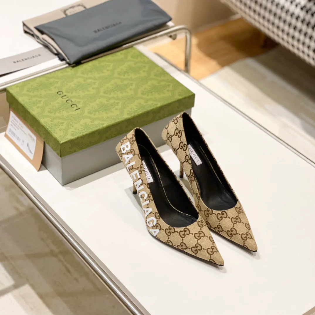 Туфли на высоком каблуке с острым носком от Gucci, весна 2022.