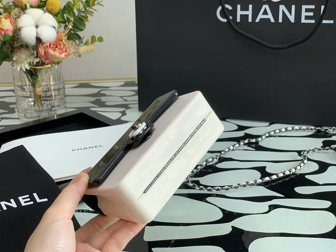 Новые поступления коллекции Chanel весна/лето - черно-белый акриловый CF