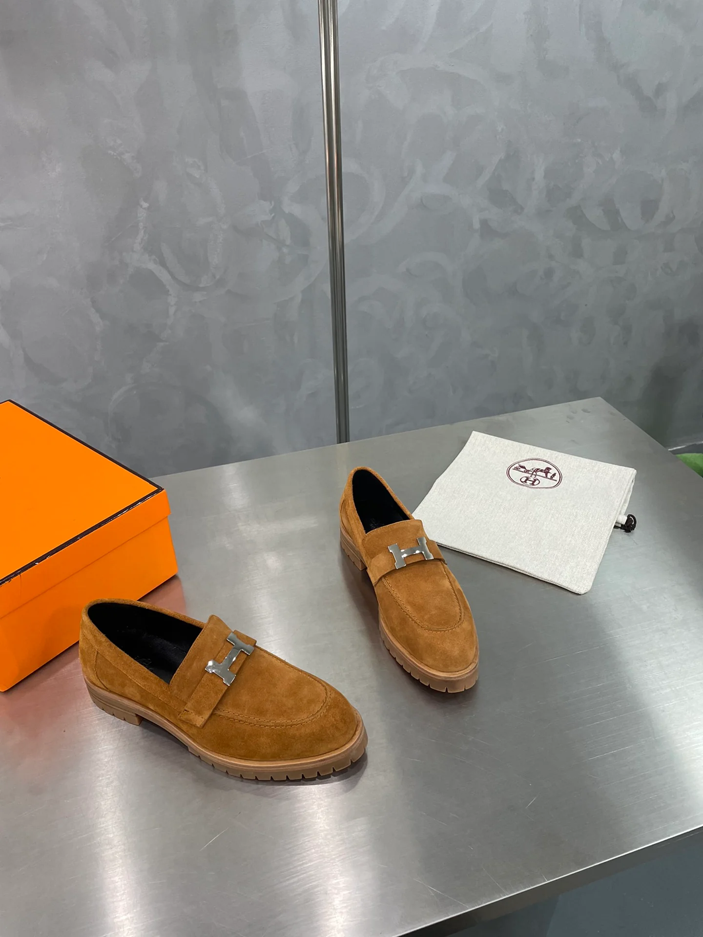 Классические туфли Hermes с пряжкой H в стиле афро