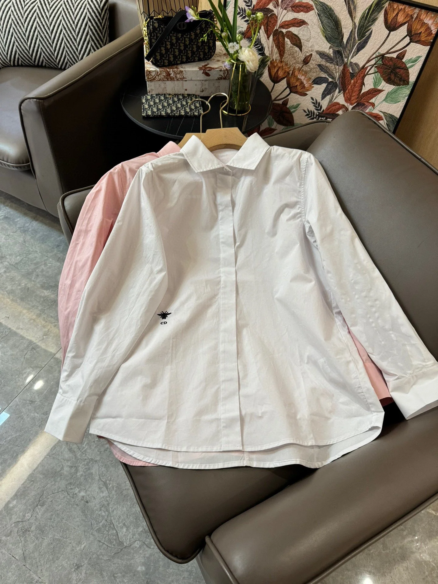 Хлопковая рубашка с длинными рукавами Dior 2403-24ss с вышивкой пчелы - белая