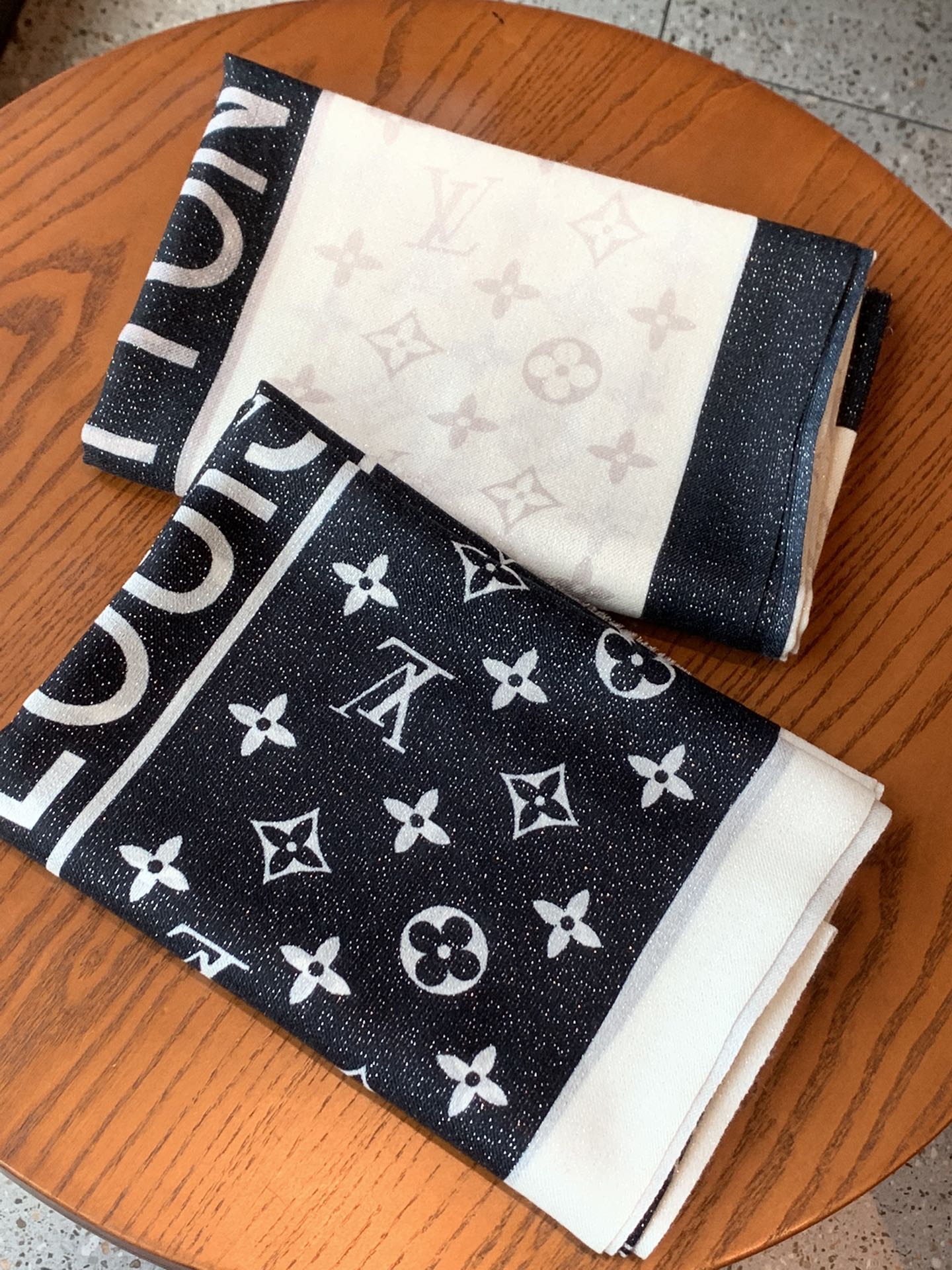 Квадратный шарф LV Silver Thread Card Game - 110-200 см - Кашемир высшего качества (100%) - 1 шт.