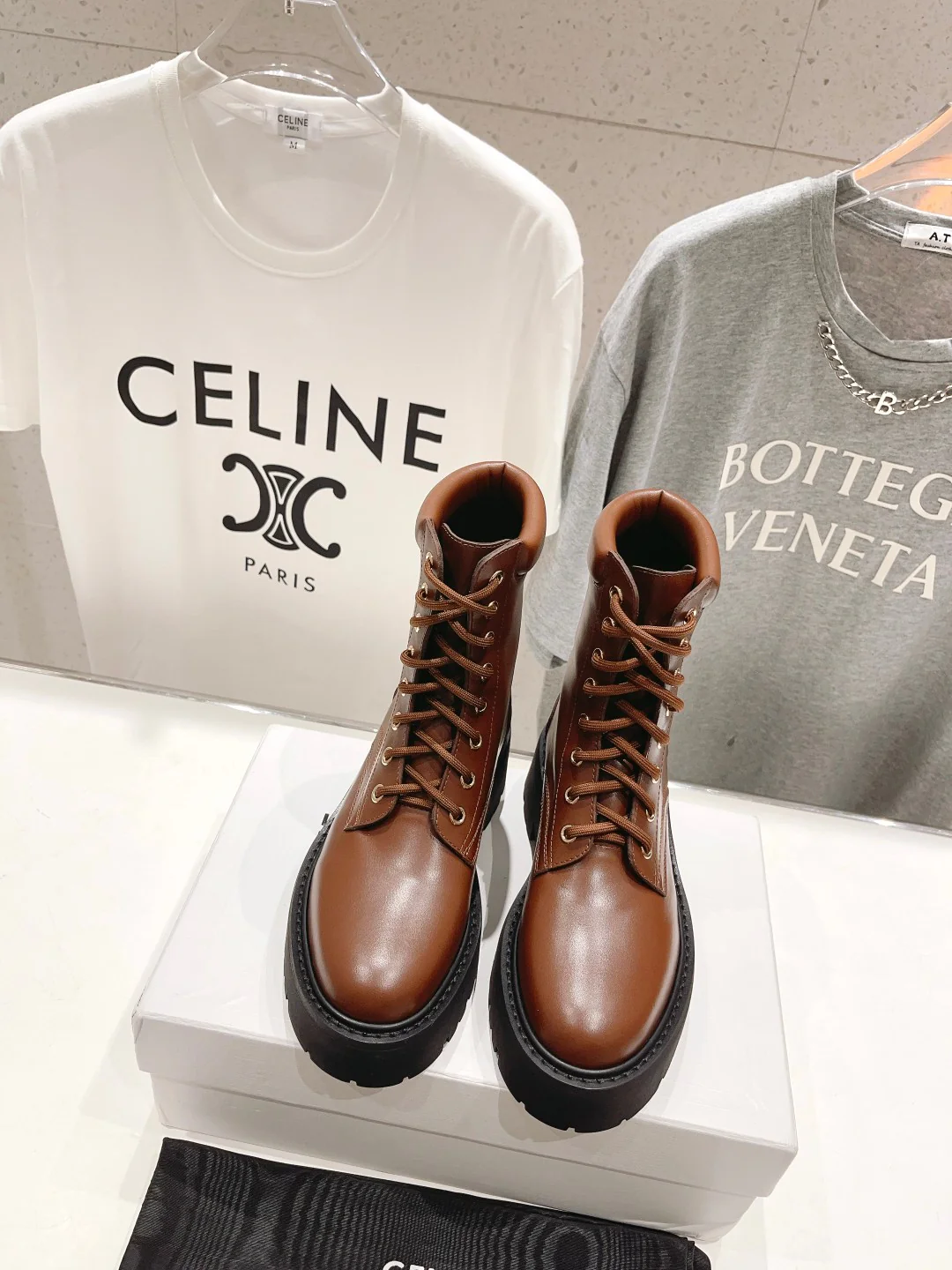 Celine - Новинка сезона осень/зима 2023 - Ботильоны из винтажной лакированной кожи с тиснением ?Триумфальная арка?