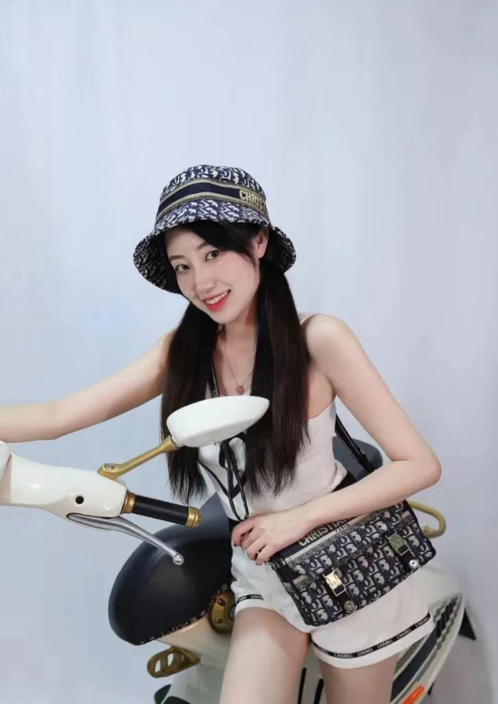 Сумка-мессенджер Dior Camp Monogram Canvas, маленькая (на фото).