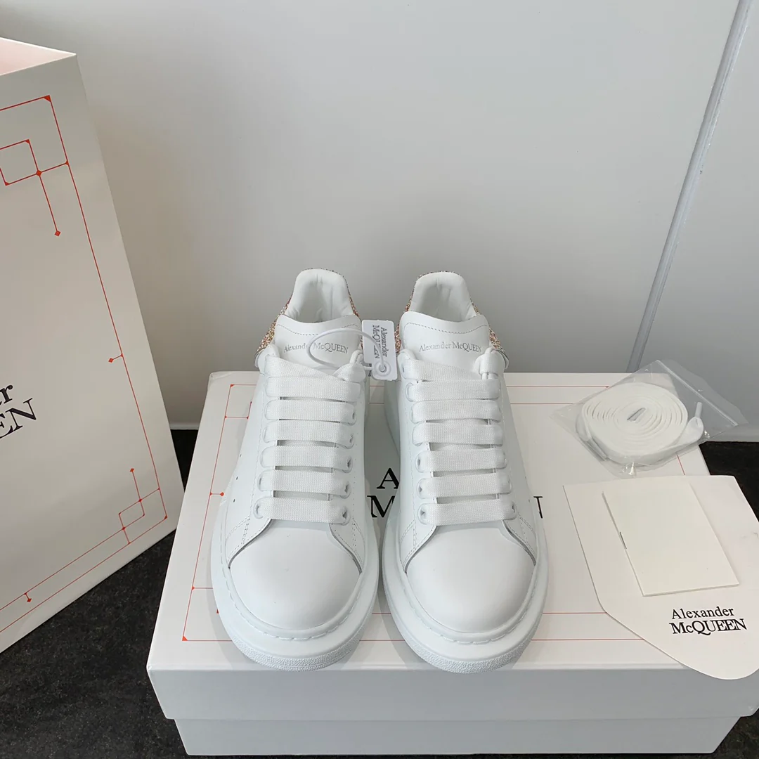 Белые кроссовки McQueen - ярко-розовые