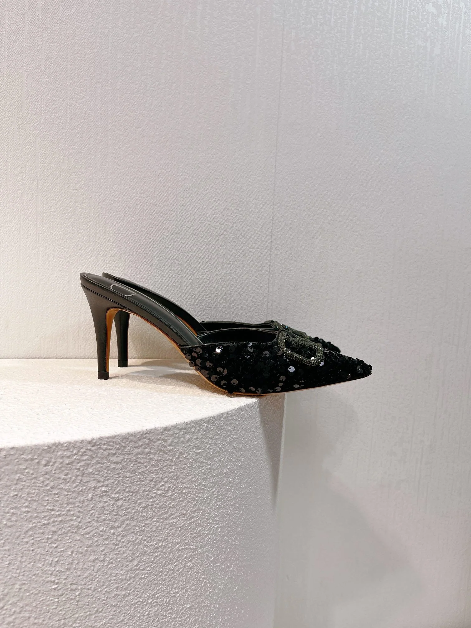 Новинка с официального сайта Valentino 2023 — Блестящие полосатые босоножки на высоком каблуке — 8 см — Черные