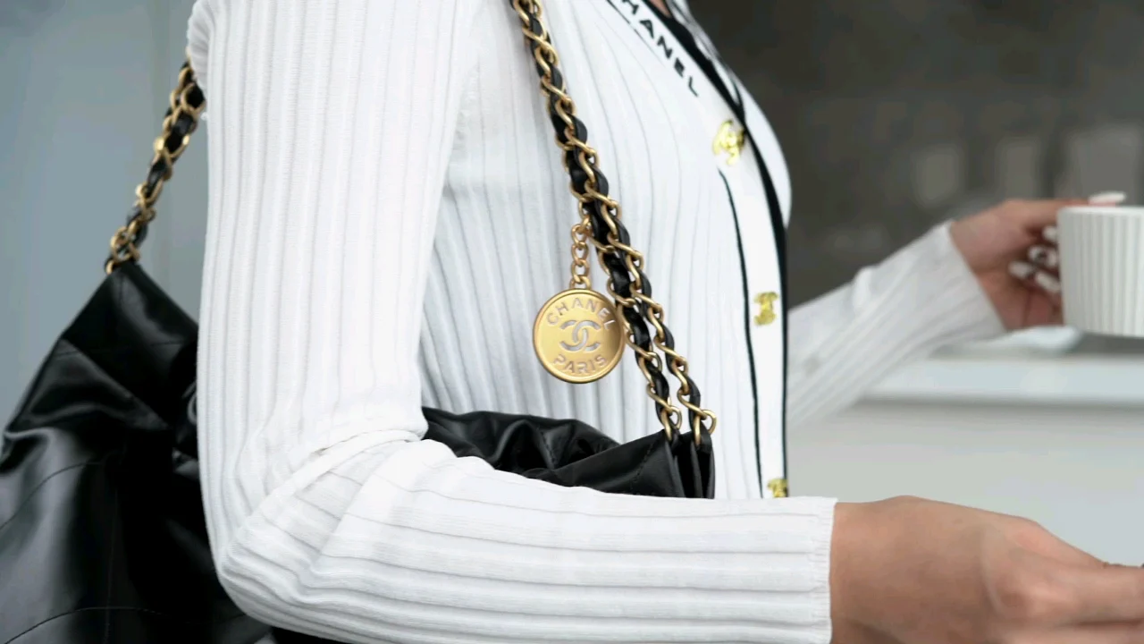 Сумка Chanel 22p 22bag, маленькая, черная, с серебряной пряжкой.