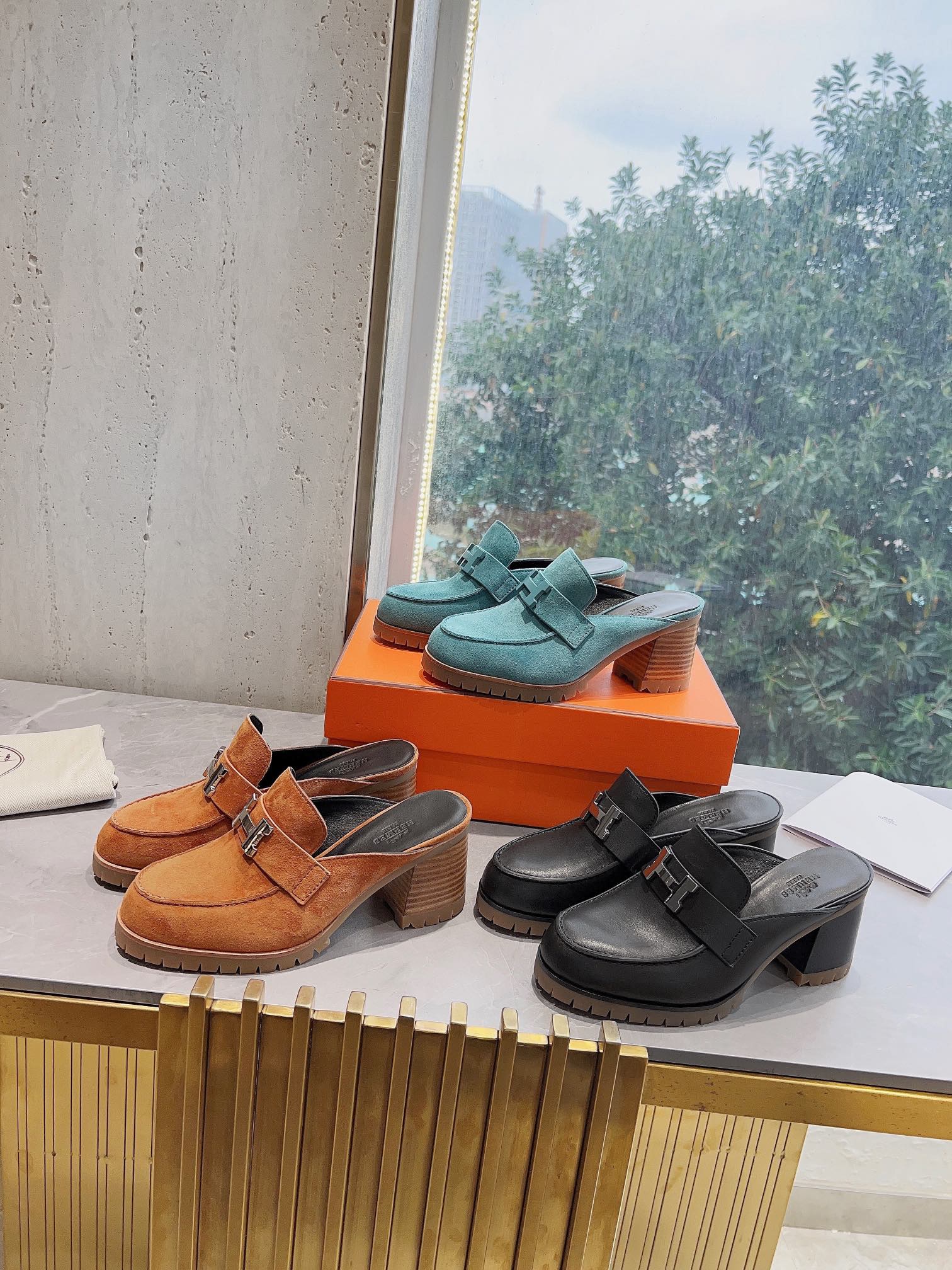 Новинка сезона весна/лето 2023 от Hermes: мюли на высоком каблуке с закрытой верхней частью и пряжкой в ??форме буквы H.