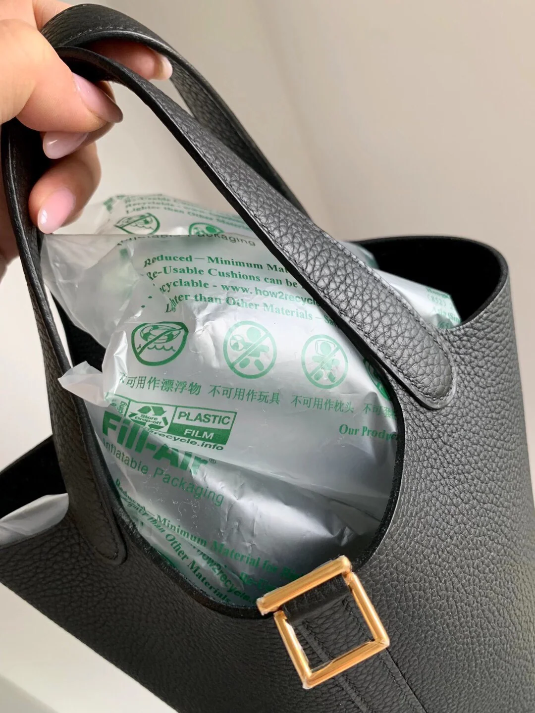 Часы Hermes Picotin 18, черные, с золотой пряжкой.