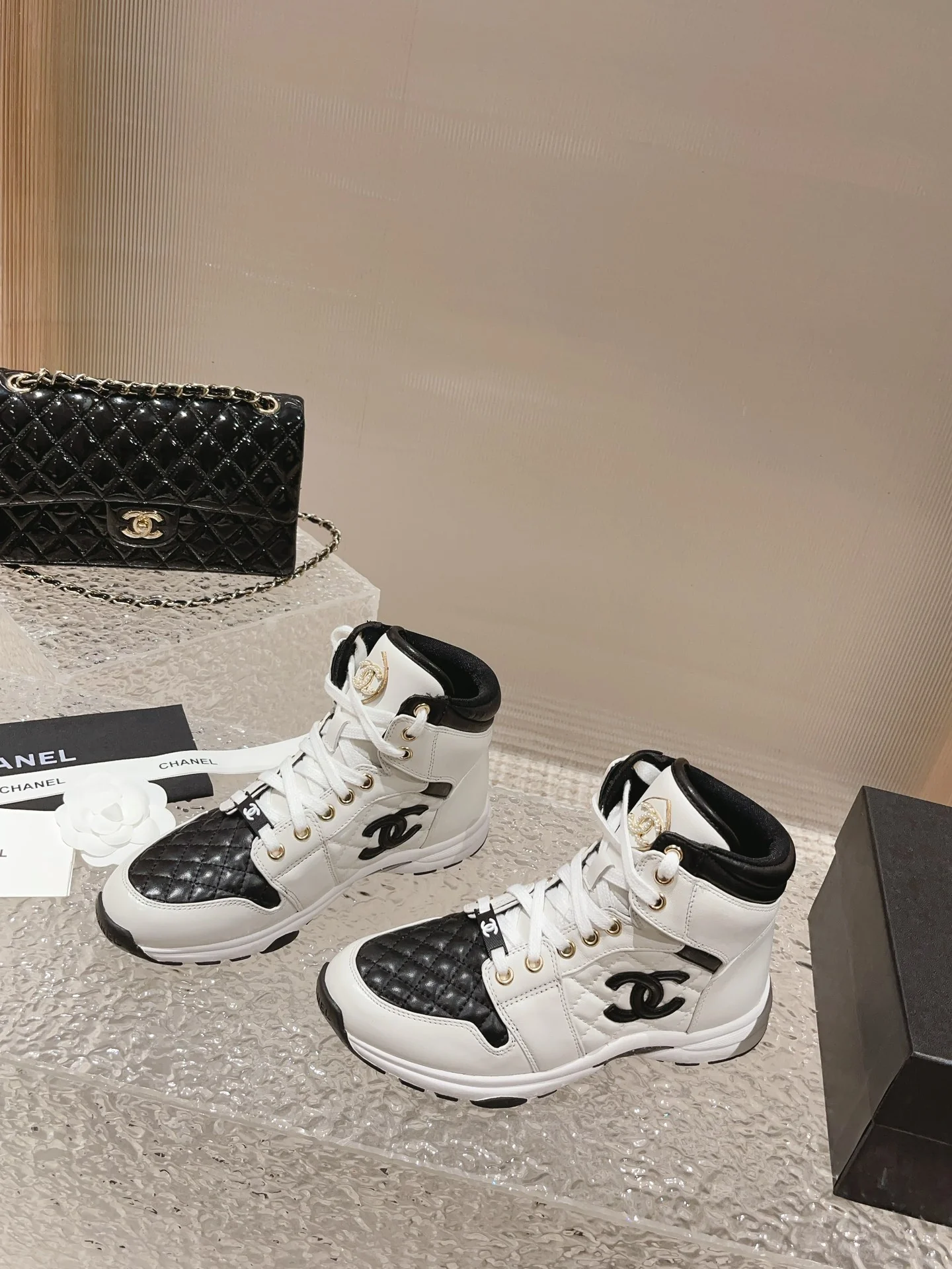 Высокие кроссовки Chanel — белые с перламутровыми вставками.