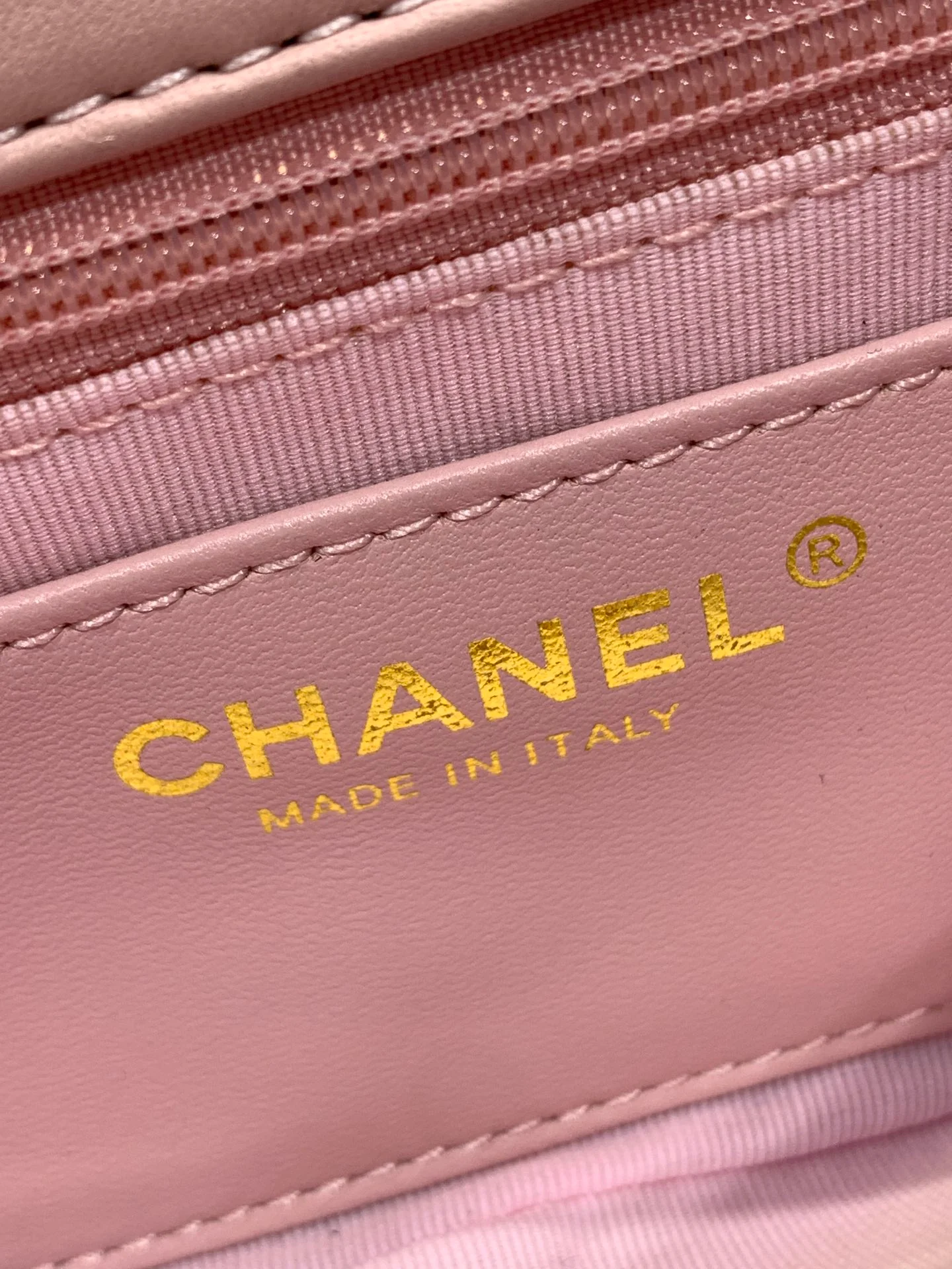 Новинка сезона весна/лето 2023 от Chanel - сумка Coin CF - розовая.