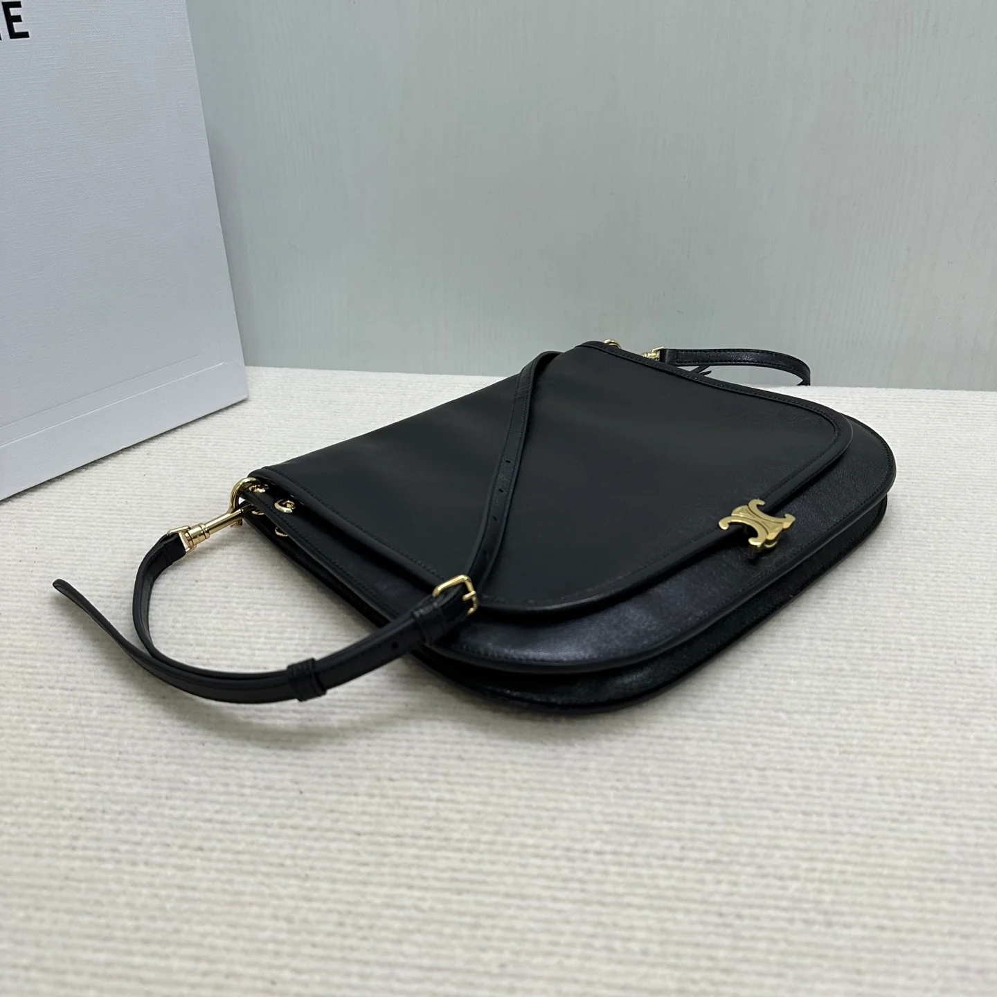 Новинка сезона весна/лето 2026 от Celine - Soft Triomphe Besace - овечья кожа - черный