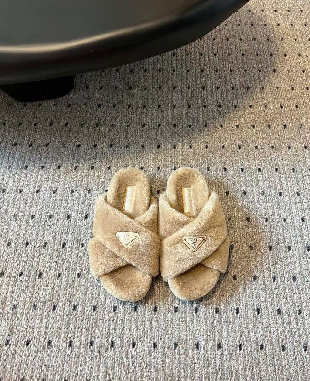 Новинка сезона осень/зима 2023 от Prada - Шерстяные тапочки - Логотип в виде перекрещенных треугольников - Абрикосовый цвет