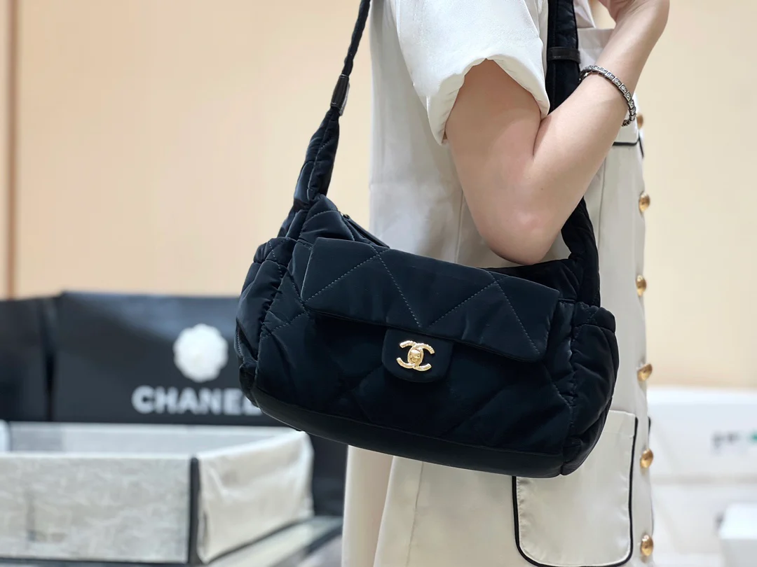 Сумка для лыж Chanel 24n-Coconige, маленькая, черная.