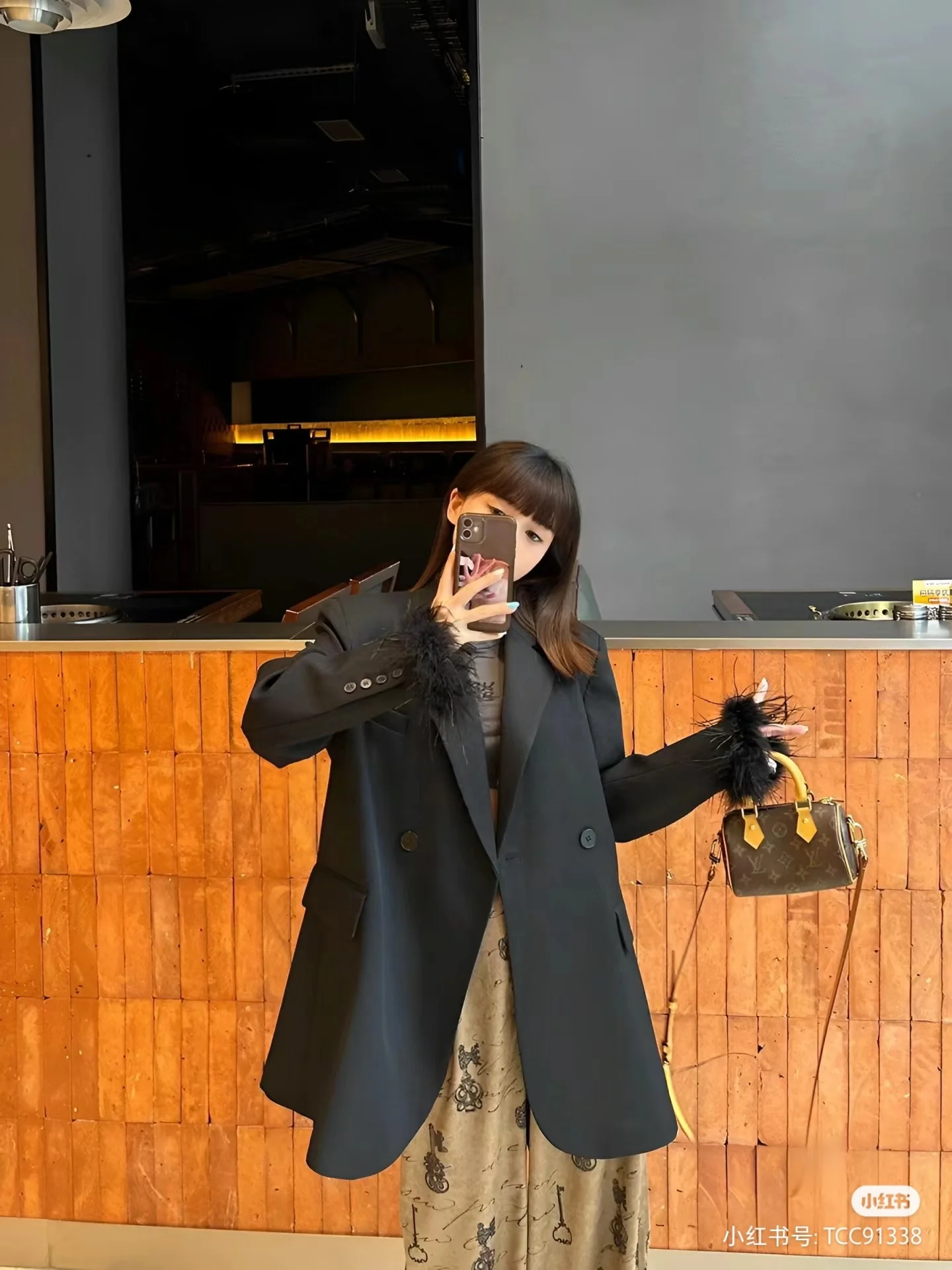 Мини-сумочка Chanel 22 – черная с золотой фурнитурой.