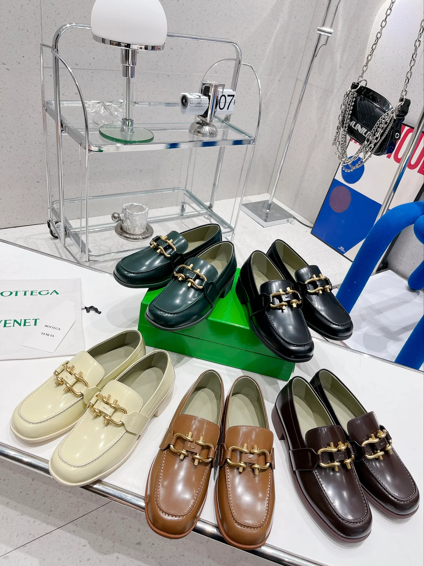 Лоферы BV с пряжкой в ??виде подковы - изображение из коллекции