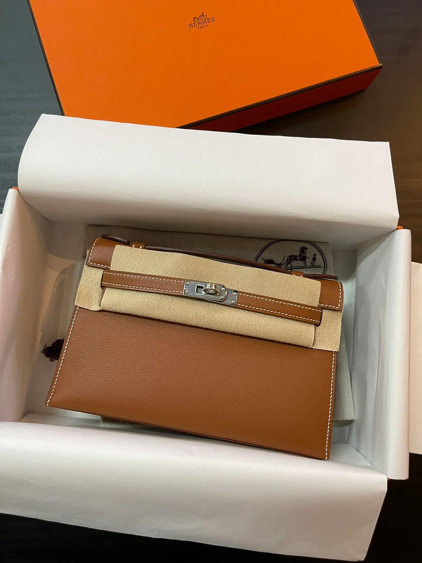 Миниатюрная пряжка Hermes Kelly 1-го поколения, золотисто-коричневая, серебристая.