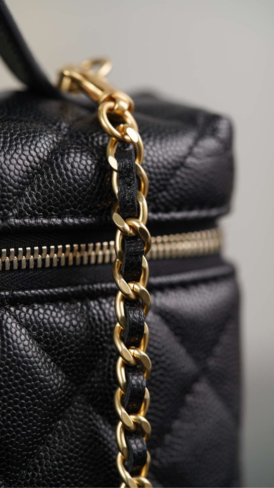 Сумка для ланча Chanel 25p Lychee Beef - черно-золотая