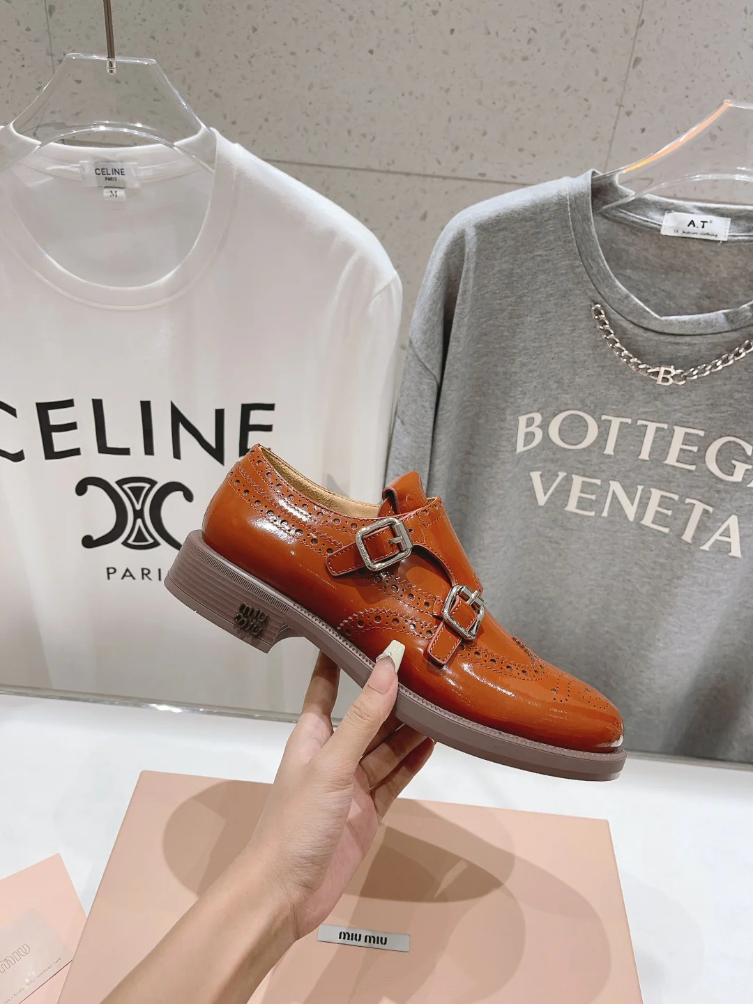 Коллекция Miu Miu весна/лето 2023 — Туфли-броги — Коричневые